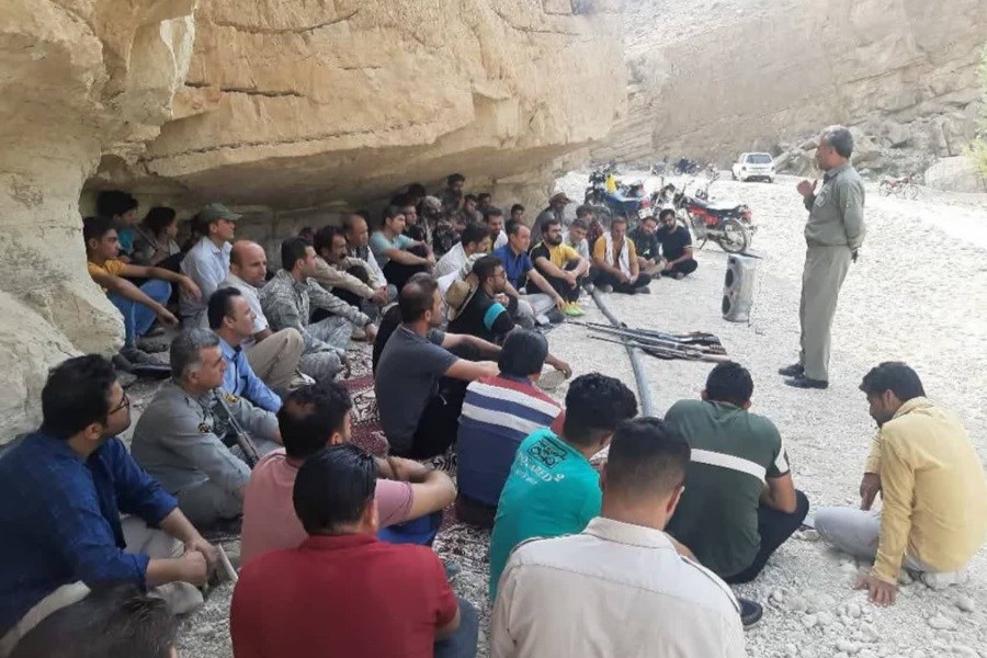 شکارچیان در شهر خوزی شهرستان مُهر سلاح بر زمین گذاشتند