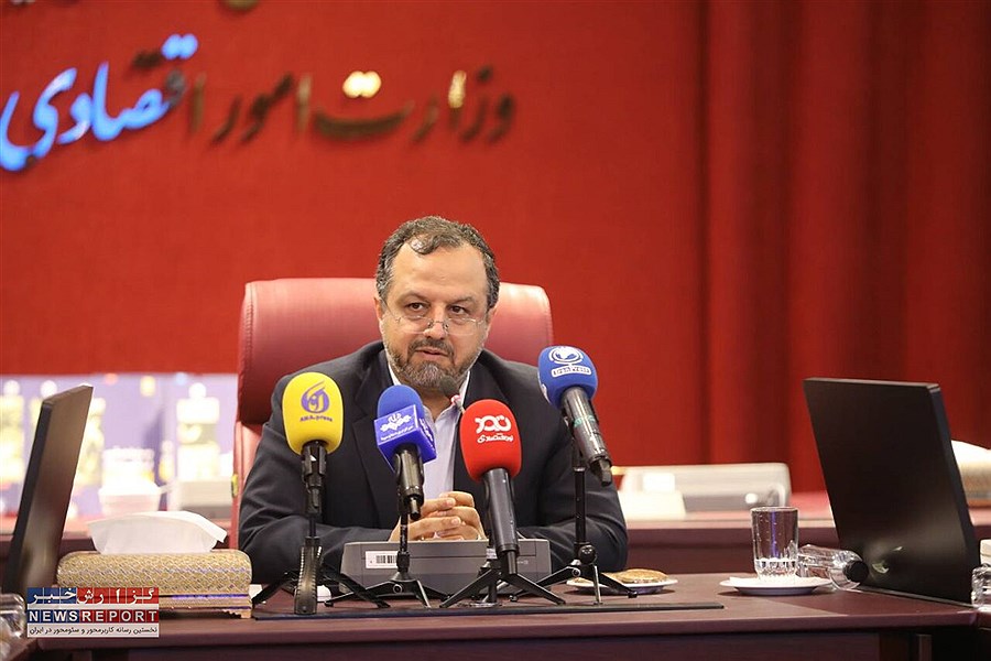 وزیر اقتصاد مقابل ععملکرد برخی از بانک های خصوصی ایستاده است