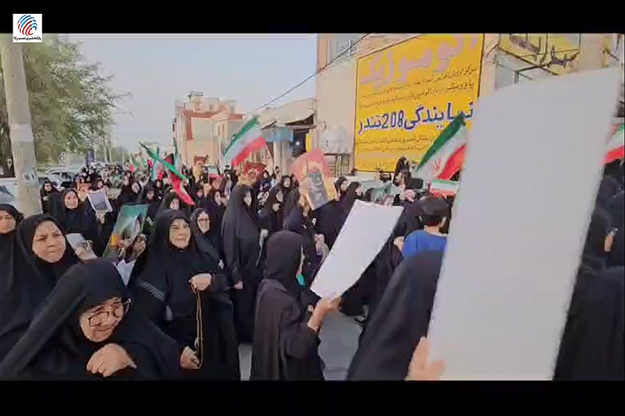 بانوان لامردی در اجتماع زینبیون در حمایت از رهبر انقلاب کفن‌ پوشیدند