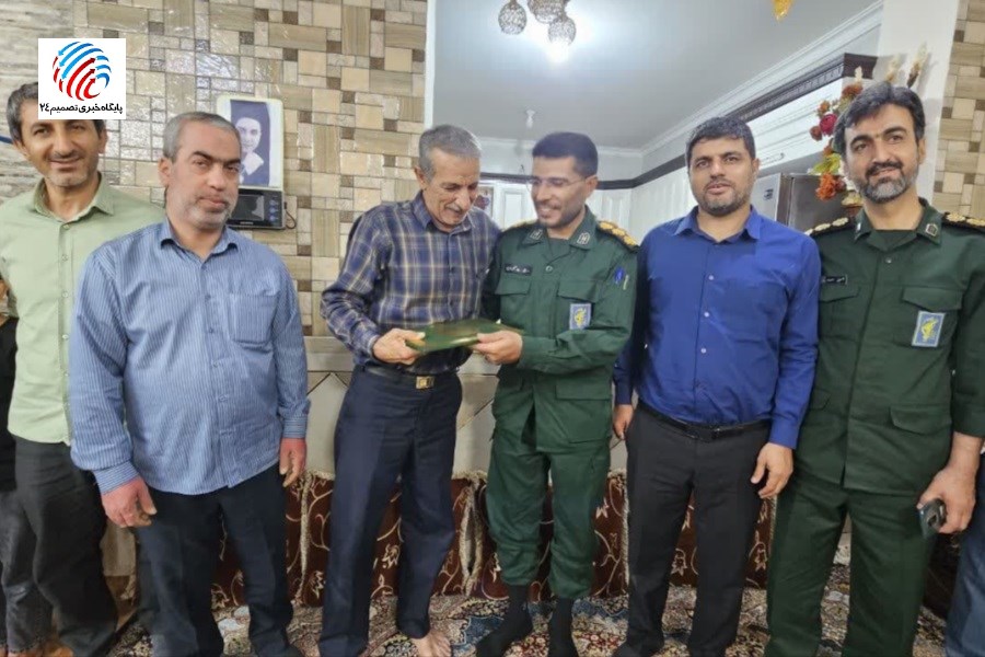 تجلیل فرمانده سپاه لامرد از آزاده سرافراز «حاج محمد غلامی»