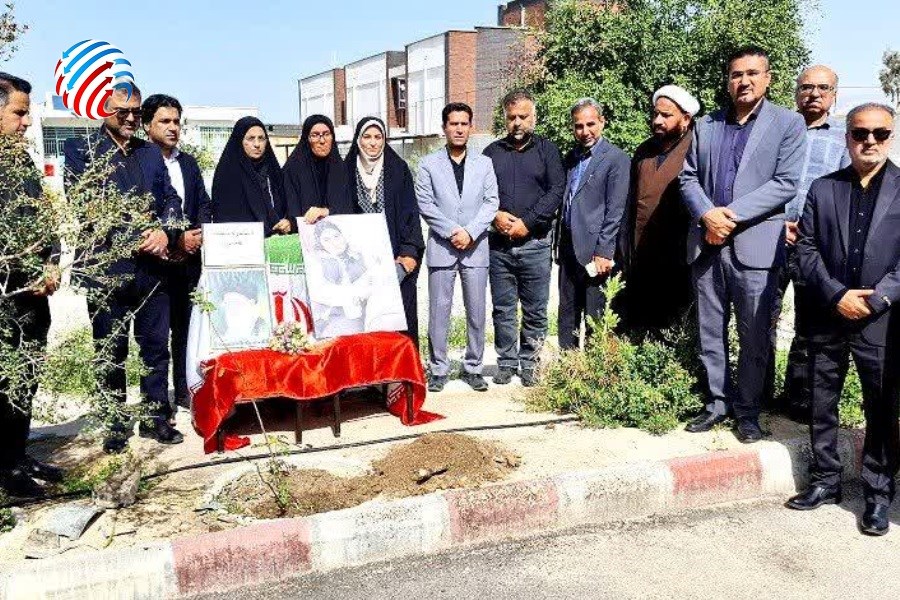 کاشت نهال توسط پدر شهیده الهام زائری در آموزشگاه شهید عامری لامرد