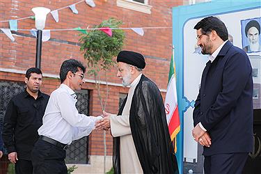 تصویر برگزاری مراسم واگذاری زمین و مسکن طرح نهضت ملی مسکن