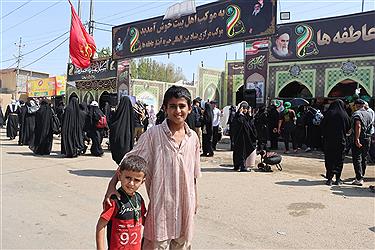 تصویر خدمت رسان موکب آبشار عاطفه‌ها در مسیر اربعین 1404 از پنجره دوربین (16 مردادماه)