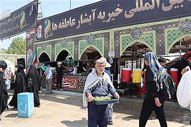 تصویر خدمت رسان موکب آبشار عاطفه‌ها در مسیر اربعین 1404 از پنجره دوربین (17 مردادماه)