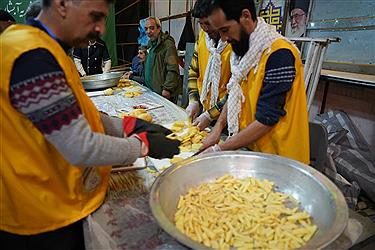 تصویر موج گسترده خدمت‌رسانی آبشار عاطفه ها به زائران در نیمه شعبان